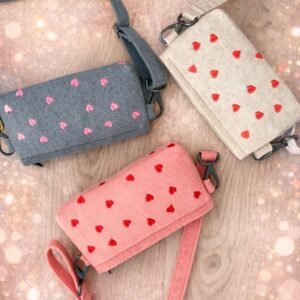 Filca gurnu somiņa ar sirsniņu dekoru